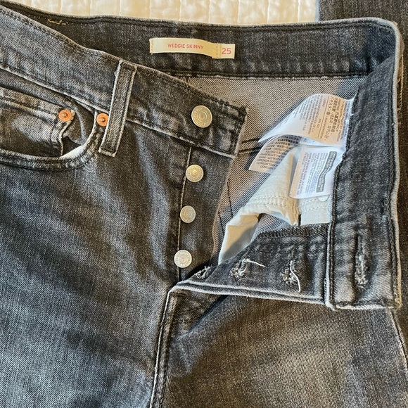 Worn once Levi’s wedgie skinny jeans - Picture 3 of 5